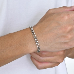 Gros plan d'un bracelet pour homme en maille Figaro classique en acier inoxydable poli