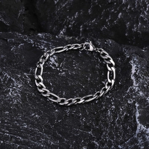 Bracelet Figaro pour homme en acier inoxydable poli sur fond de roche noire