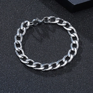 Detailansicht eines polierten Edelstahl-Panzerarmbands mit sicherem Karabinerverschluss