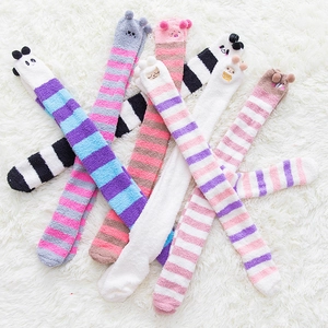 Chaussettes de Sommeil au-dessus du Genou en Polaire Corail pour Femmes Hiver Chaud Rayé Épaissi Chaussettes Longues