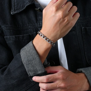 Nahaufnahme eines minimalistischen silbernen Edelstahl-Panzerarmbands am Handgelenk getragen