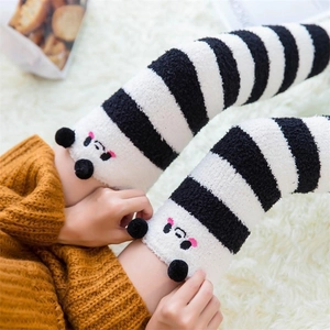 Chaussettes hautes en polaire corail à rayures noires et blanches et broderie panda
