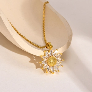 Elegante collar de girasol en acero inoxidable dorado con pétalos de circón brillante