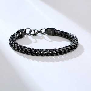 Détail du bracelet chaîne Franco en acier titane avec fini vintage et fermoir mousqueton