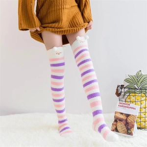 Chaussettes hautes en polaire corail à rayures avec décoration de petit mouton