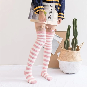 Chaussettes de nuit rayées rose et blanc en polaire corail avec oreilles d'animaux 3D