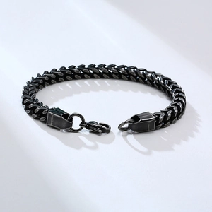 Détail du bracelet chaîne Franco en acier inoxydable gris foncé avec un fermoir mousqueton