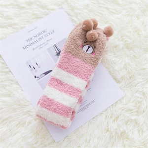 Chaussettes hautes en polaire corail à rayures roses et blanches avec motif ours 3D