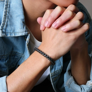 Bracelet pour homme en acier titane avec tissage vintage porté sur une veste en jean