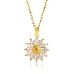 Collar de girasol de acero inoxidable dorado con pétalos de circón marquise sobre fondo blanco