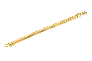 Détail d'un bracelet gourmette dorée polie avec un fermoir mousqueton robuste et sécurisé