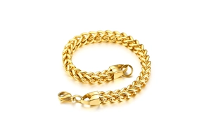 Gros plan d'un bracelet gourmette Franco doré poli avec embouts géométriques et fermoir