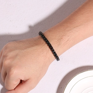 Détail du bracelet gourmette en acier inoxydable noir montrant sa texture mate
