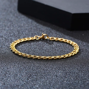 Nahaufnahme von poliertem Edelstahl-Panzerarmband in Gold-Finish mit Karabinerverschluss