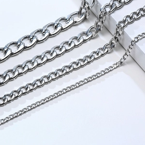 Klassische silberne Panzerarmbänder in vier Größen auf minimalistischem weißem Stein
