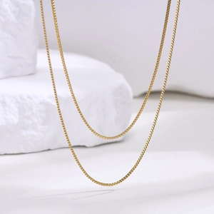 Minimalistische goldene Box-Halskette aus poliertem Edelstahl für einen eleganten Look