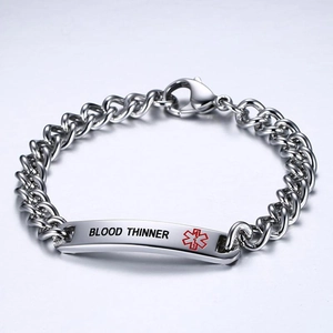 Détail du bracelet d'alerte médicale en acier avec gravure noire Blood Thinner
