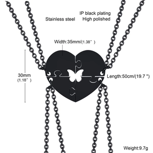 Dettaglio della collana cuore puzzle a quattro pezzi in acciaio inossidabile nero con farfalla