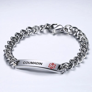 Détail du bracelet d'alerte médicale en argent avec gravure Coumadin et symbole rouge