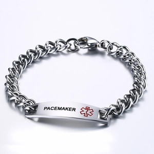 Gros plan du bracelet d'alerte médicale en acier inoxydable avec logo rouge et texte Pacemaker
