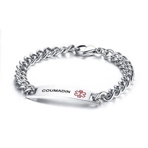 Détail d'un bracelet d'alerte médicale avec texte Coumadin et symbole médical rouge