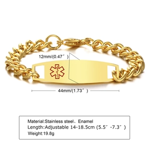 Détail macro du bracelet d'alerte médicale en acier doré avec logo en émail rouge