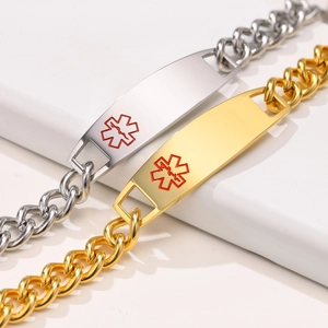 Détail macro de bracelets d'alerte médicale dorés et argentés avec symbole Star of Life rouge