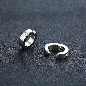 Boucles d'oreilles clips en acier inoxydable poli avec zircon cubique sur fond noir