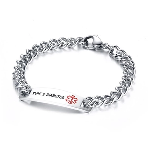Gros plan du bracelet médical en acier de 12 mm avec gravure pour le diabète de type 2