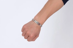 Détail du bracelet médical pour hommes avec caducée rouge et texte Diabète de type 2