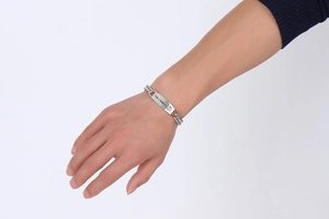 Détail du bracelet d'alerte médicale montrant la gravure Diabète de Type 2 sur acier