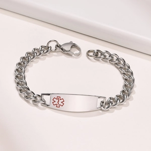 Détail du bracelet d'alerte médicale avec l'étoile de vie rouge sur chaîne gourmette