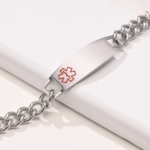 Gros plan du bracelet d'alerte médicale en acier inoxydable avec étoile de vie rouge