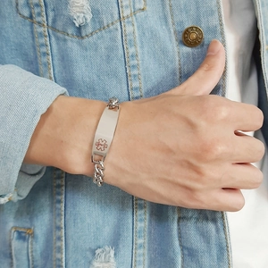 Gros plan du bracelet d'alerte médicale en acier inoxydable avec le symbole de l'étoile de vie