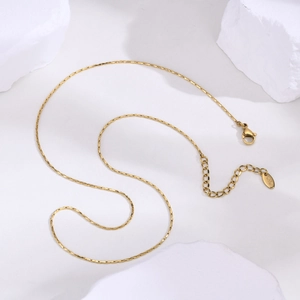 Détail du collier à chaîne plaqué or K18 avec fermoir mousqueton et chaînette d'extension