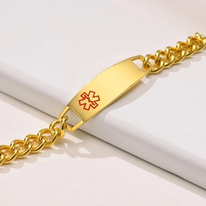 Détail macro du bracelet d'alerte médicale doré avec symbole étoile de vie sur chaîne gourmette