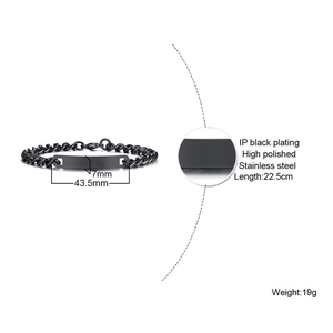 Vue macro de la plaque d'identité en acier noir sur bracelet gourmette avec dimensions
