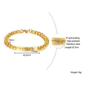 Détail du bracelet en acier titane doré avec plaque gravée et chaîne de 8mm de large