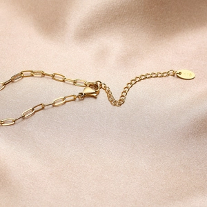 Détail du fermoir mousqueton en or 18 carats et chaîne d'extension avec gravure K18