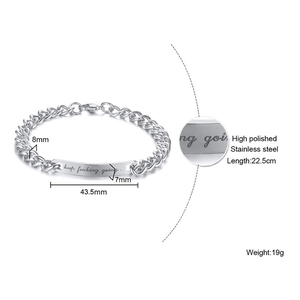 Détail macro du bracelet gourmette en acier inoxydable poli avec plaque inspirante gravée