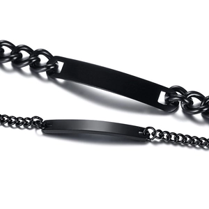 Macro de deux bracelets d'identité en acier inoxydable noir mat avec plaques à graver