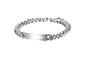 Détail du bracelet gourmette en acier inoxydable poli avec plaque d'identification lisse