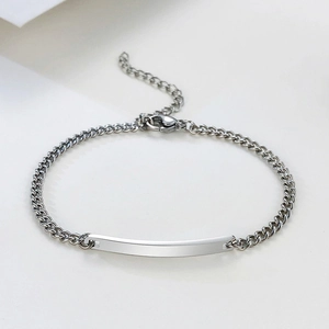 Vue détaillée de la plaque courbée polie et de la chaîne sur le bracelet en acier
