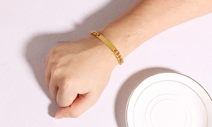 Bracelet en acier titane doré poli porté au poignet avec barre courbée et chaîne industrielle