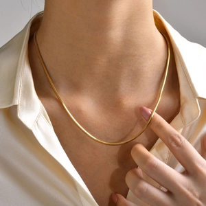 Primo piano di un'elegante collana a catena a serpente in acciaio inossidabile dorato