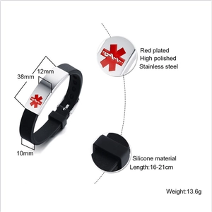 Detail eines medizinischen Armbands mit schwarzem Silikonband und roter Stahlplatte