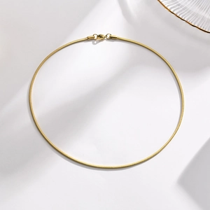 Collana a catena serpente dorata in acciaio inossidabile minimalista con chiusura a moschettone