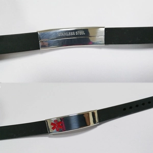Detailansicht eines medizinischen Silikonarmbands mit gravierter Edelstahlplatte