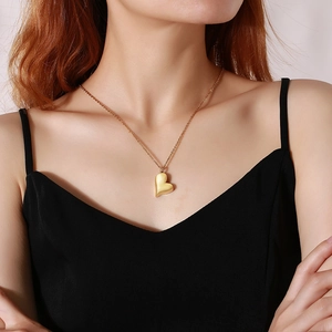 Polierte 18K Gold Herz-Urnenkette getragen von einem Modell für einen realistischen Look