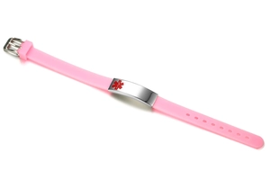Detailansicht eines rosa Silikon-Notfallarmbands mit polierter Edelstahlplatte für Gravuren